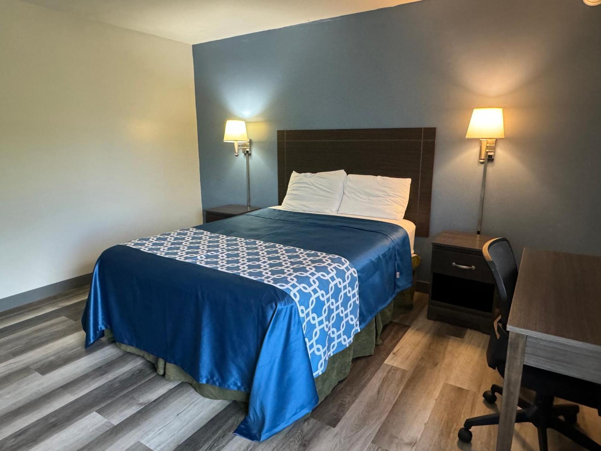 Travelodge By Wyndham Gainesville Exterior photo